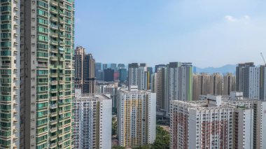 Kamu konutları ikonik mimari simetrisiyle bilinir.