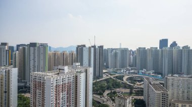 Kamu konutları ikonik mimari simetrisiyle bilinir.