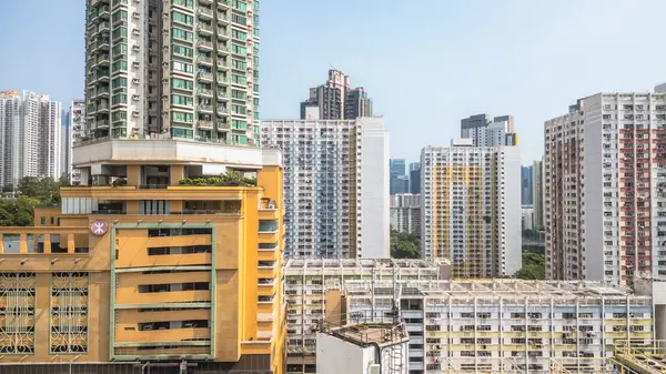 Kamu konutları ikonik mimari simetrisiyle bilinir.