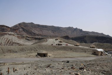 Organize park alanı olan bir dağ manzarası.