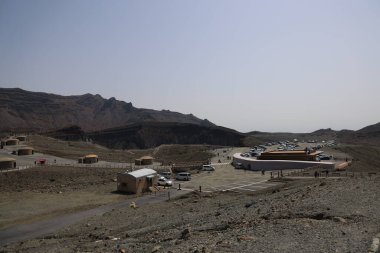 Organize park alanı olan bir dağ manzarası.