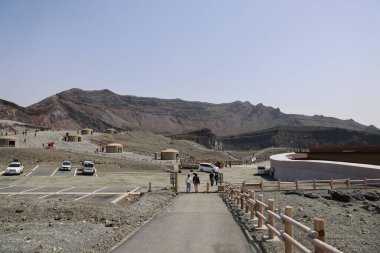 Ahşap çitlerle çevrili bir yol.