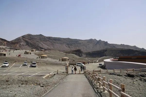 Ahşap çitlerle çevrili bir yol.