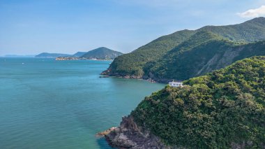 Uçurumları ve mezarlığı olan engebeli kıyı burnu.