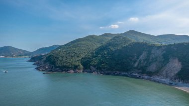 Hong Kong, Chai Wan yakınlarında sakin bir sahil bölgesi.