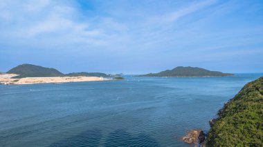 Yürüyüş yolları ve kıyı manzaralı uzak bir ada.