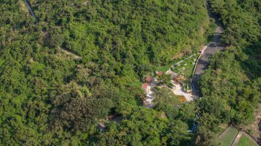 Yeşillik ve huzur dolu çevresi olan kırsal alan.