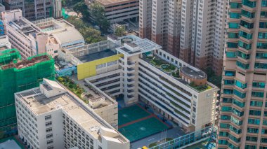 Öğrencileri ve akademik çevresi olan modern ortaokul