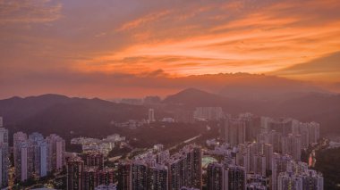 Kowloon 'un doğusunda canlı yerleşim ve kıyı bölgesi.