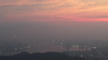 Alacakaranlık Şehri 'nin ufuk çizgisi 29 Temmuz 2025' te uçak penceresinden görüldü.