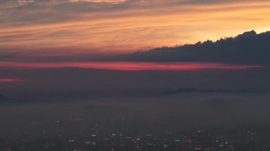 Alacakaranlık Şehri 'nin ufuk çizgisi 29 Temmuz 2025' te uçak penceresinden görüldü.