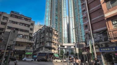 Geleneksel eski binalar ve modern yüksek binaların yan yana dizilişi