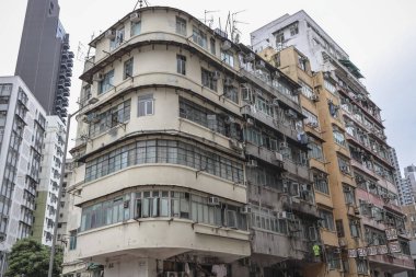 Birden fazla penceresi olan apartman cephesi