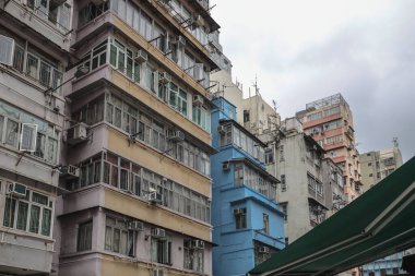 Birden fazla penceresi olan apartman cephesi