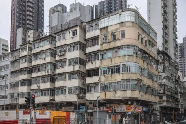 Birden fazla penceresi olan apartman cephesi