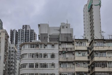 Birden fazla penceresi olan apartman cephesi