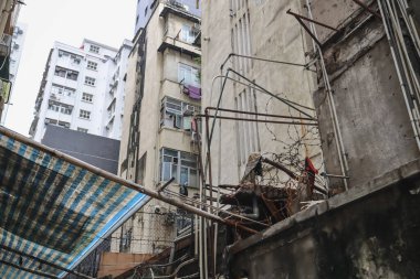 Birden fazla penceresi olan apartman cephesi