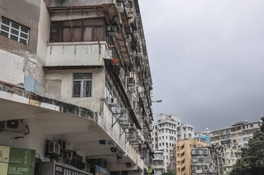 Birden fazla penceresi olan apartman cephesi