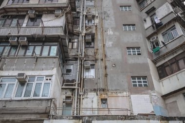 Birden fazla penceresi olan apartman cephesi