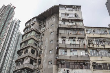 Birden fazla penceresi olan apartman cephesi