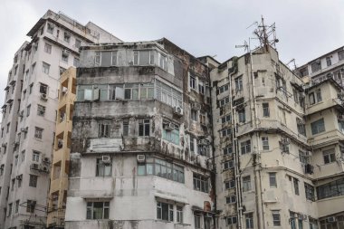 Birden fazla penceresi olan apartman cephesi