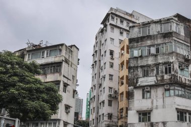 Birden fazla penceresi olan apartman cephesi