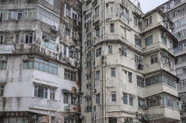 Birden fazla penceresi olan apartman cephesi