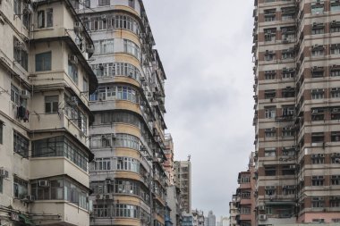 Birden fazla penceresi olan apartman cephesi