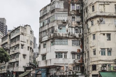 Birden fazla penceresi olan apartman cephesi