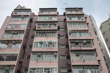 Birden fazla penceresi olan apartman cephesi