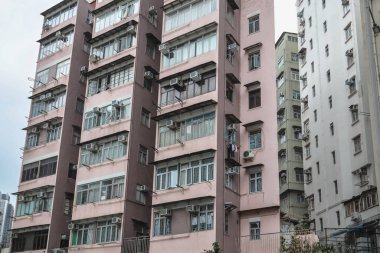 Birden fazla penceresi olan apartman cephesi