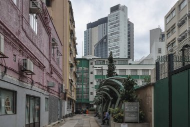 Birden fazla penceresi olan apartman cephesi