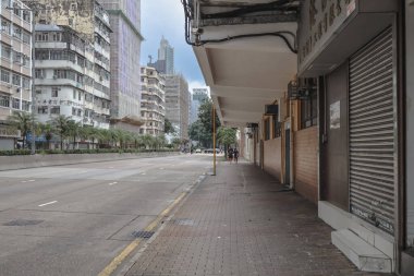 Birden fazla penceresi olan apartman cephesi