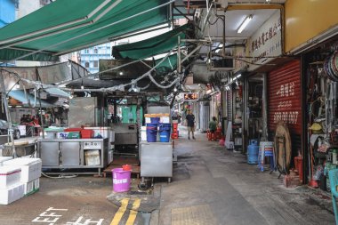 Açık hava lokantası klasik Kanton sokak yemekleri servis ediyor.