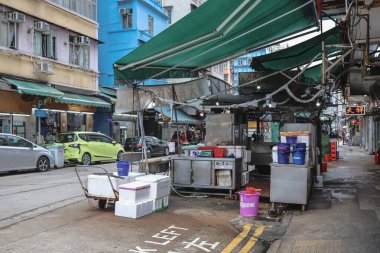 Açık hava lokantası klasik Kanton sokak yemekleri servis ediyor.