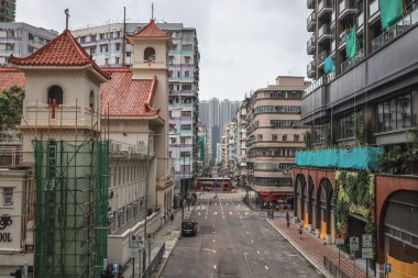 Tarihi Katolik kilisesi yakınlarındaki şehir Hong Kong sokak manzarası.