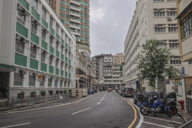 Yüzyılın ortalarında Tai Kok Tsui 'de alçak binalar ve modern yüksek binalar.