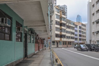 Yüzyılın ortalarında Tai Kok Tsui 'de alçak binalar ve modern yüksek binalar.