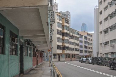 Yüzyılın ortalarında Tai Kok Tsui 'de alçak binalar ve modern yüksek binalar.