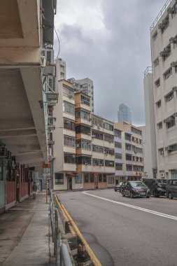 Yüzyılın ortalarında Tai Kok Tsui 'de alçak binalar ve modern yüksek binalar.