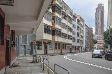 Yüzyılın ortalarında Tai Kok Tsui 'de alçak binalar ve modern yüksek binalar.