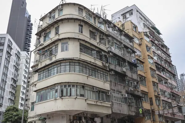 Birden fazla penceresi olan apartman cephesi