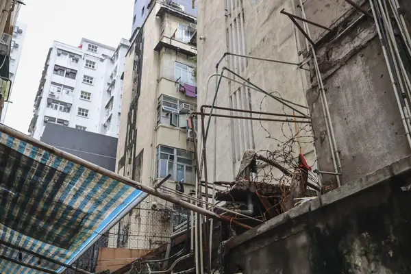 Birden fazla penceresi olan apartman cephesi