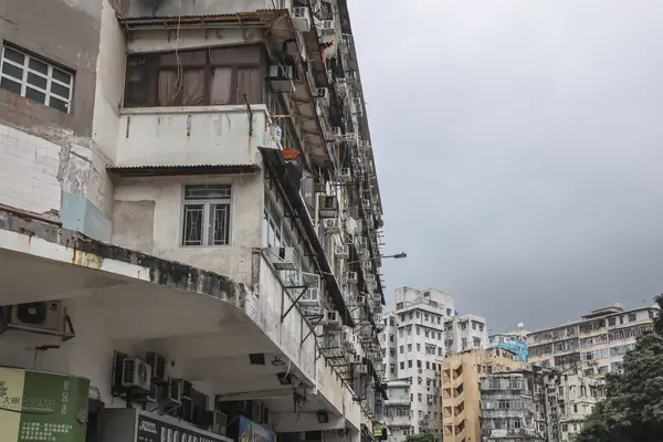 Birden fazla penceresi olan apartman cephesi