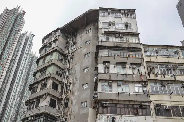 Birden fazla penceresi olan apartman cephesi