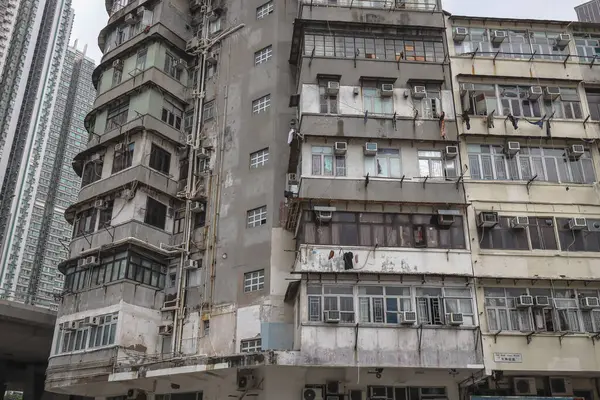 Birden fazla penceresi olan apartman cephesi