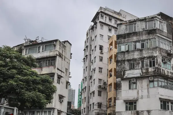 Birden fazla penceresi olan apartman cephesi