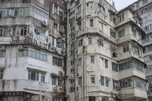 Birden fazla penceresi olan apartman cephesi