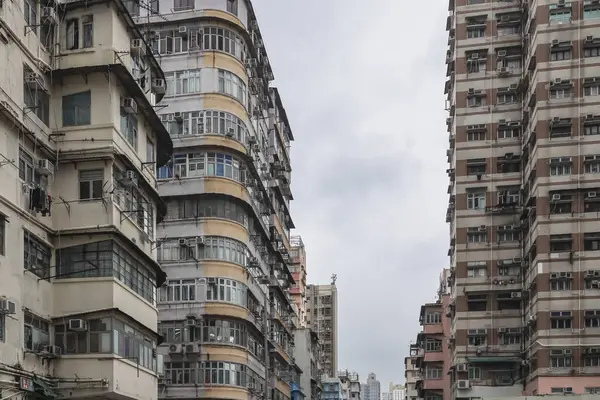 Birden fazla penceresi olan apartman cephesi