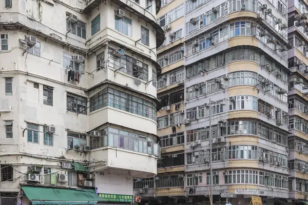 Birden fazla penceresi olan apartman cephesi